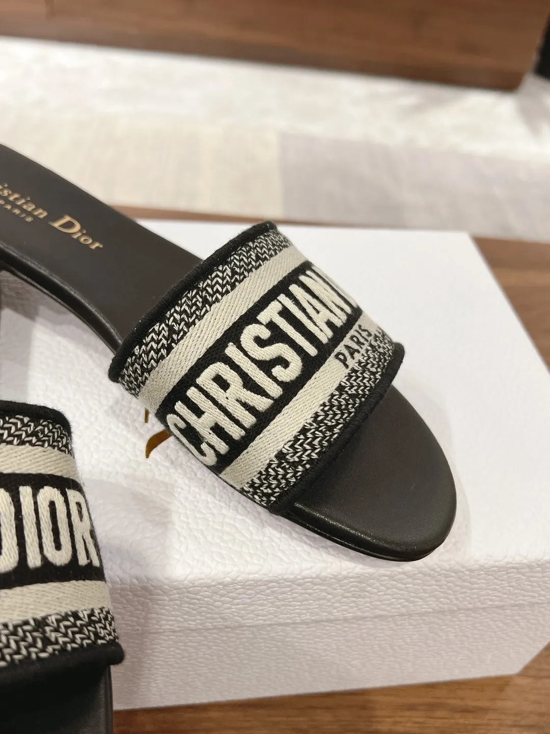 👟👟Ex-factory price 420👟👟 Dior • Dior 2024 DWAY spring and summer new one-word embroidered slippers •Top purchasing version CD letter logo three-dimensional embroidered cylindrical heel sandals Square toe thick heel jelly color open-toe slippers Upper: Original consistent high-temperature water-soluble cotton electro-embroidered technical silk fabric Lining: Water-dyed sheepskin lining Outsole: Italian genuine leather outsole Heel height: 1.5CM/4.5CM Code number: 34-43 (34.40.41.42.43 is customized and cannot be returned or exchanged)